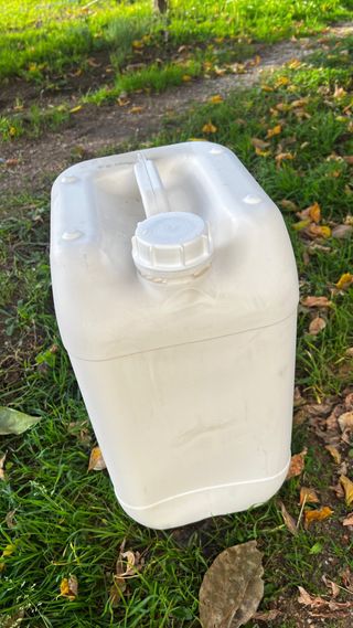 Bidónes  de plástico azul para uso alimentario