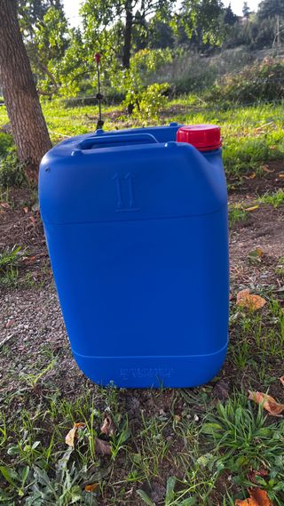 Bidónes  de plástico azul para uso alimentario