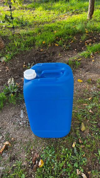 Bidónes  de plástico azul para uso alimentario