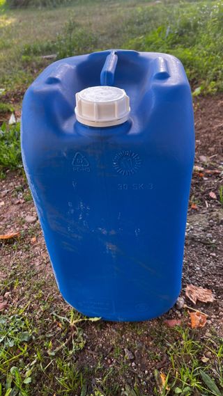 Bidónes  de plástico azul para uso alimentario