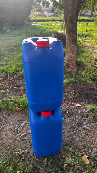 Bidónes  de plástico azul para uso alimentario