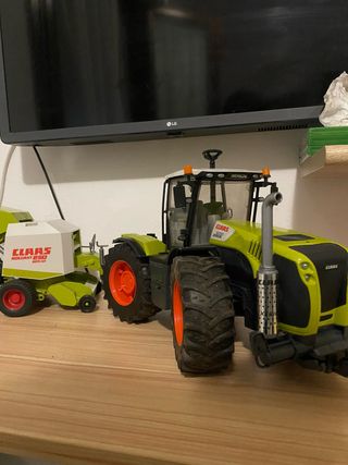 Bruder Claas Xerion 5000 con accessori