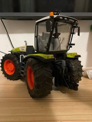 Bruder Claas Xerion 5000 con accessori