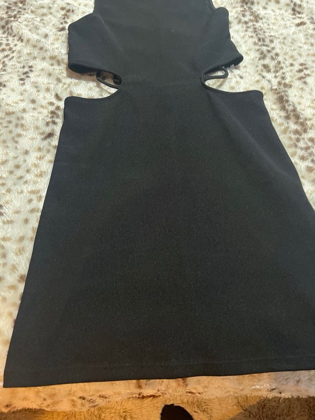 Vestido negro con aberturas laterales