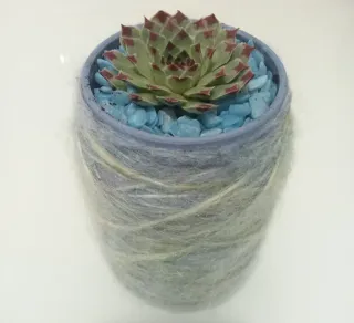 Maceta decorada con uñas de señorita