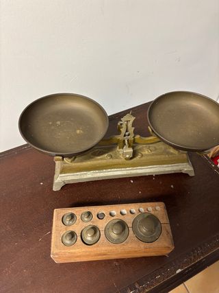 Balanza antigua de latón con juego de pesas