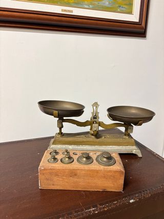 Balanza antigua de latón con juego de pesas