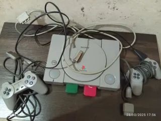 PlayStation 1 con 2 joystick e due memory card