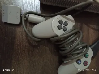 PlayStation 1 con 2 joystick e due memory card