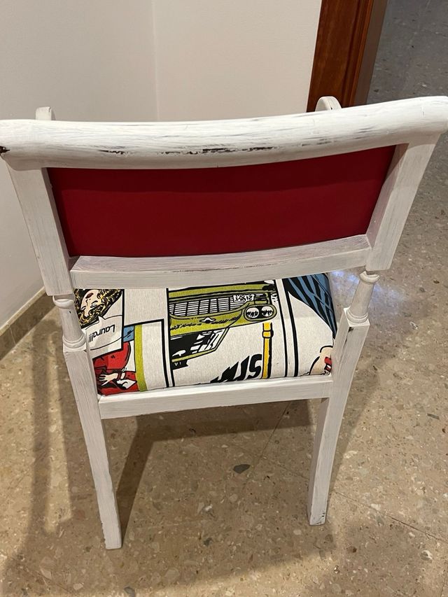 Silla de diseño con estampado cómic. envejecida