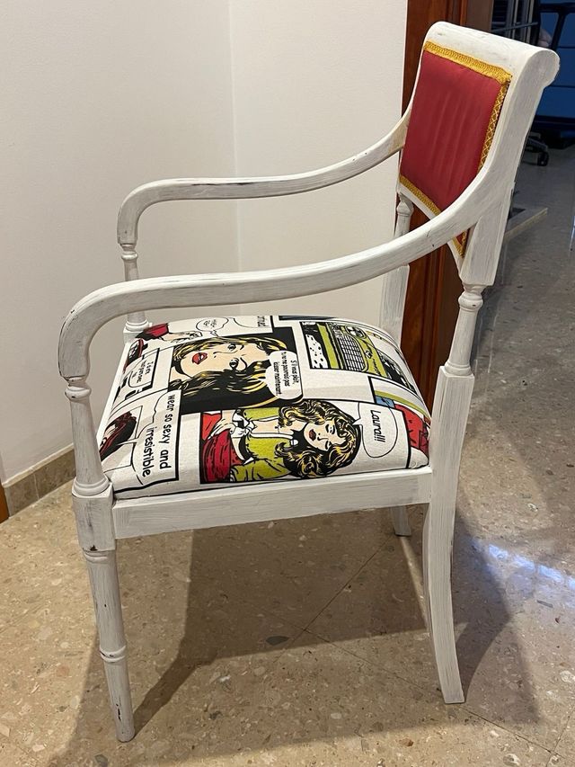 Silla de diseño con estampado cómic. envejecida