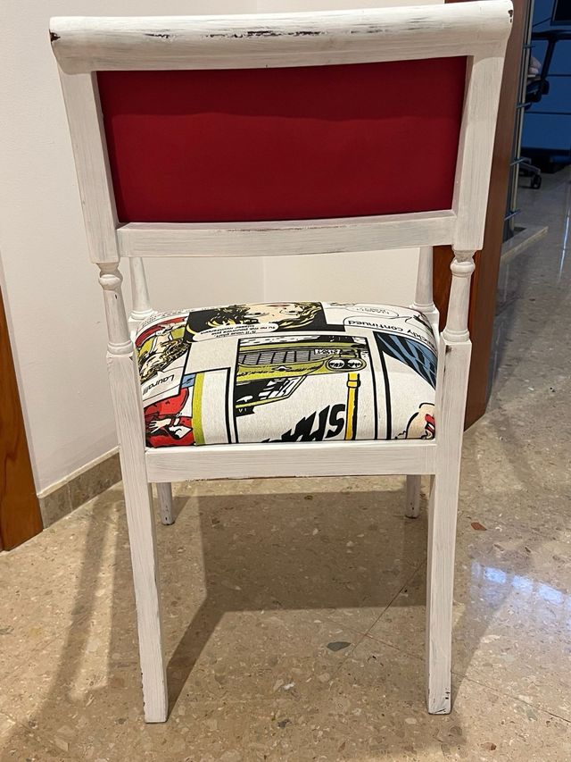 Silla de diseño con estampado cómic. envejecida