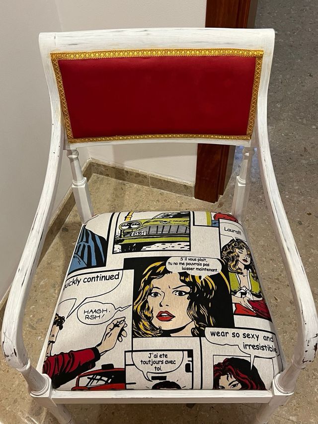 Silla de diseño con estampado cómic. envejecida