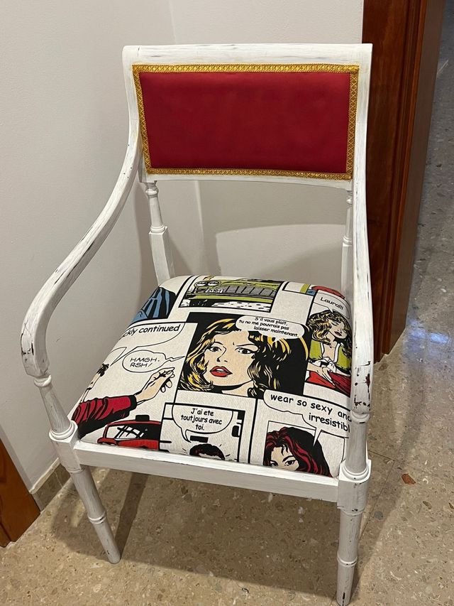 Silla de diseño con estampado cómic. envejecida
