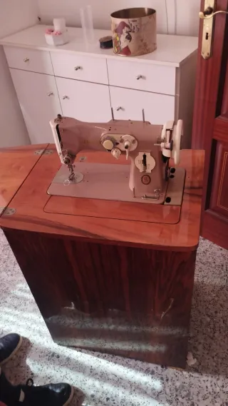 Máquina de coser Singer con mueble