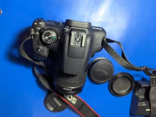 Cámara Canon EOS 2000D + EF-S 18-55mm III