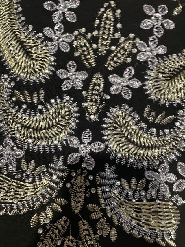 Falda negra con bordado plateado