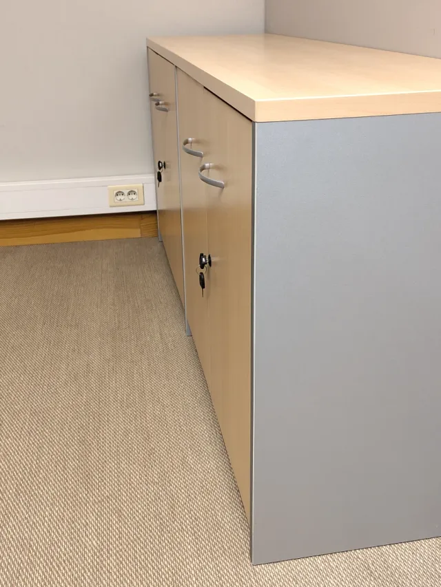 Mueble de oficina madera con llaves