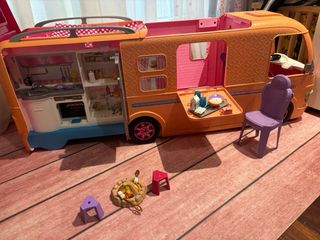 Barbie Supercaravana con piscina y tobogán
