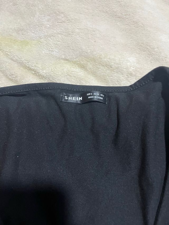 Vestido negro con nudo y fruncido