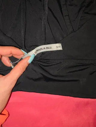 Top deportivo negro con tiras cruzadas