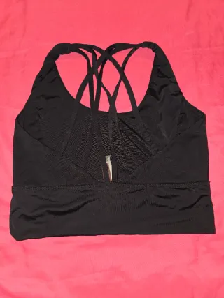 Top deportivo negro con tiras cruzadas