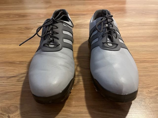 Zapatos golf Adidas gris claro y rayas gris oscuro