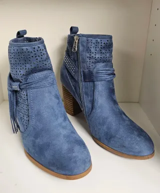 Botines azules con flecos y tachuelas