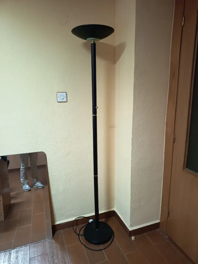 Lámpara de pie negra.