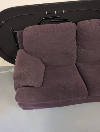 Sofá de tela morado y multicolor