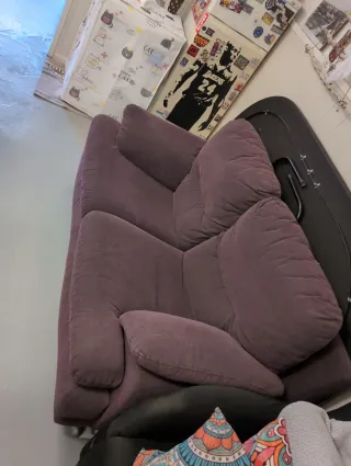 Sofá de tela morado y multicolor