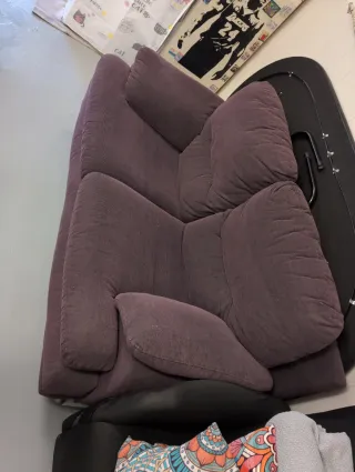 Sofá de tela morado y multicolor