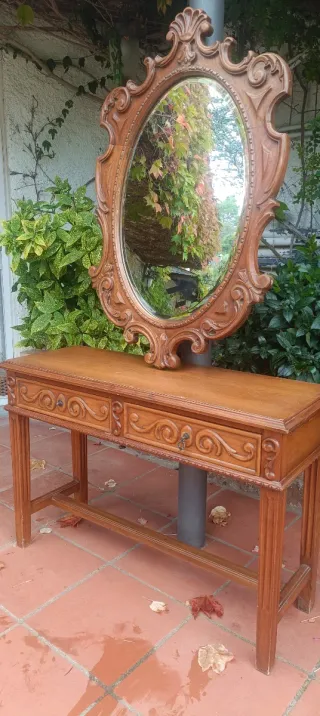 Mueble tocador antiguo con espejo ovalado