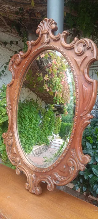 Mueble tocador antiguo con espejo ovalado