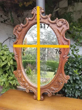 Mueble tocador antiguo con espejo ovalado