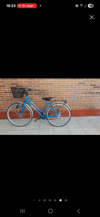 Bicicleta BH azul con cesta.