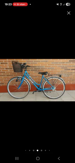 Bicicleta BH azul con cesta.