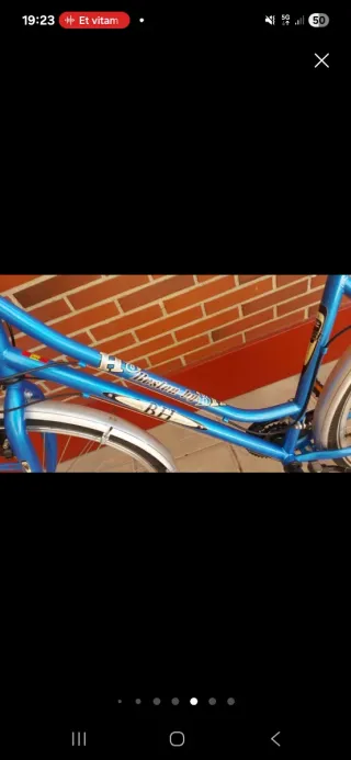 Bicicleta BH azul con cesta.