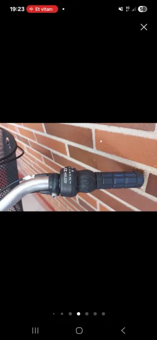 Bicicleta BH azul con cesta.