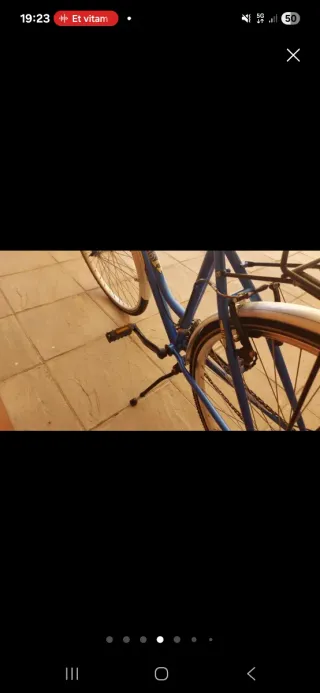Bicicleta BH azul con cesta.
