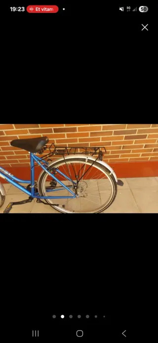 Bicicleta BH azul con cesta.