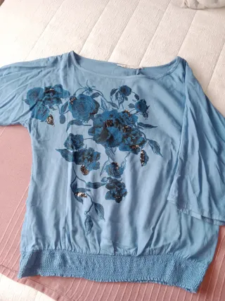 Blusa azul con flores y lentejuelas