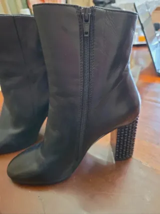 Stivaletti neri in pelle con tacco borchiato