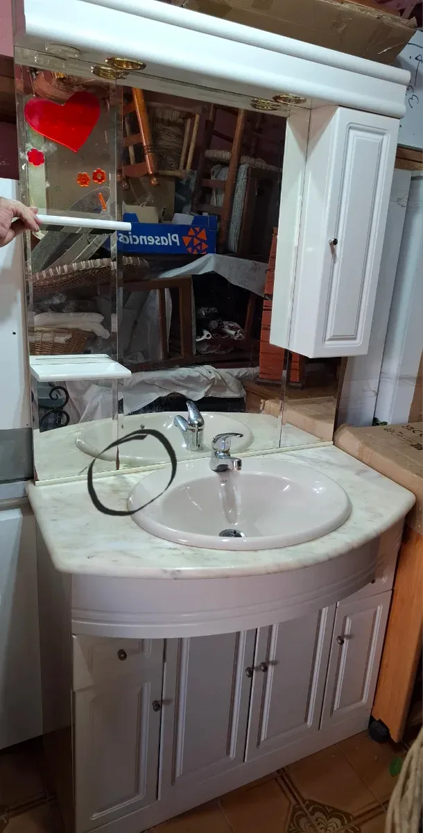 Mueble de baño con espejo y lavabo