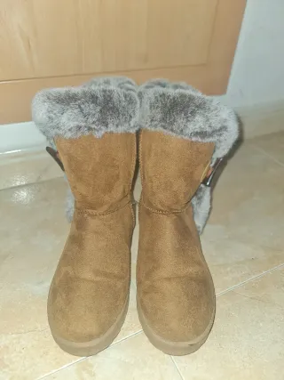 Botas de invierno marrones y con pelaje gris