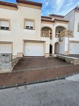 Bonita casa adosada ubicada en un entorno natural