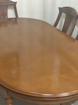 Mesa de comedor de madera