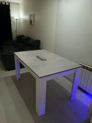 Mesa extensible salón gris y blanca