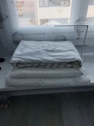 Cuna marca Pali, con accesorios de regalo