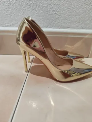 Zapatos de tacón dorados